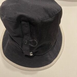 White and black The North Face bucket hat #outdoorstyle